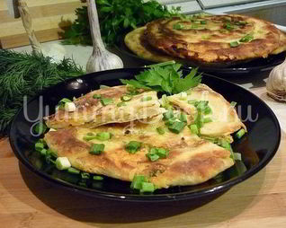 Хрустящие лепешки с сыром и зеленым луком
