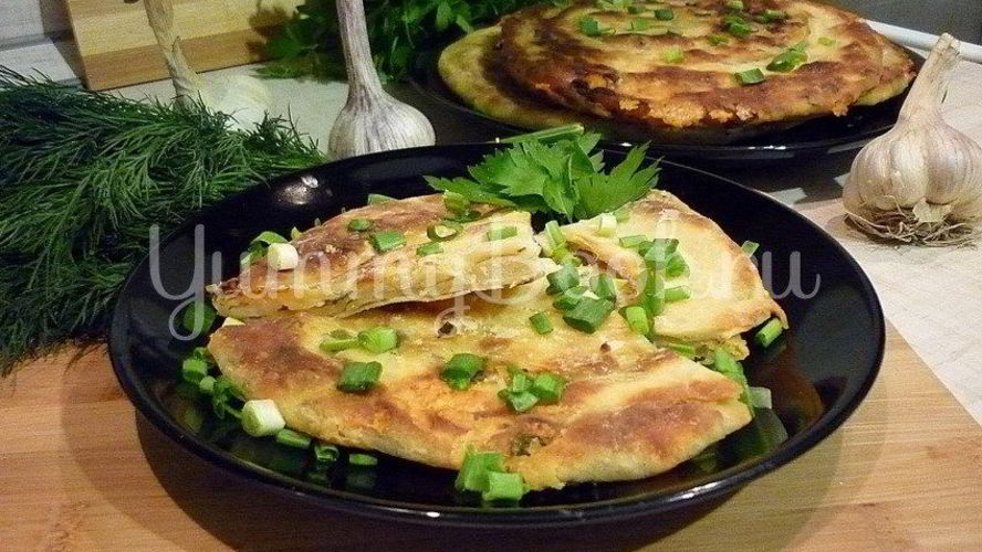 Рецепт хрустящих лепешек с сыром и зеленым луком
