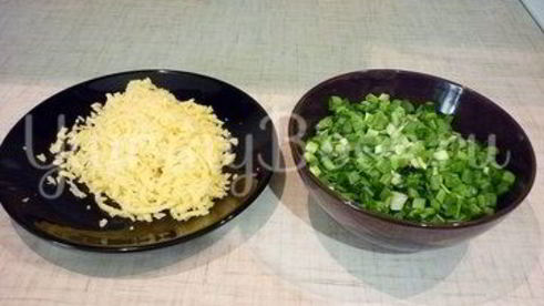 хрустящие лепешки с сыром и зеленым луком