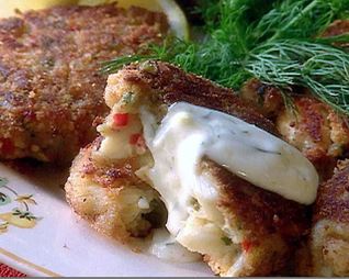 Крабовые лепешки с лимонно-укропным соусом