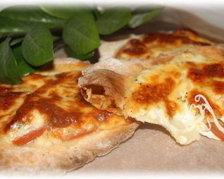 Лепешки из творожного теста с помидором и моцареллой