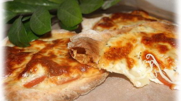 Рецепт Лепешек из творожного теста с помидором и моцареллой