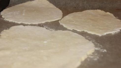 лепешки из творожного теста с помидором и моцареллой