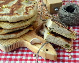 Лепешки с горохово-чесночной начинкой