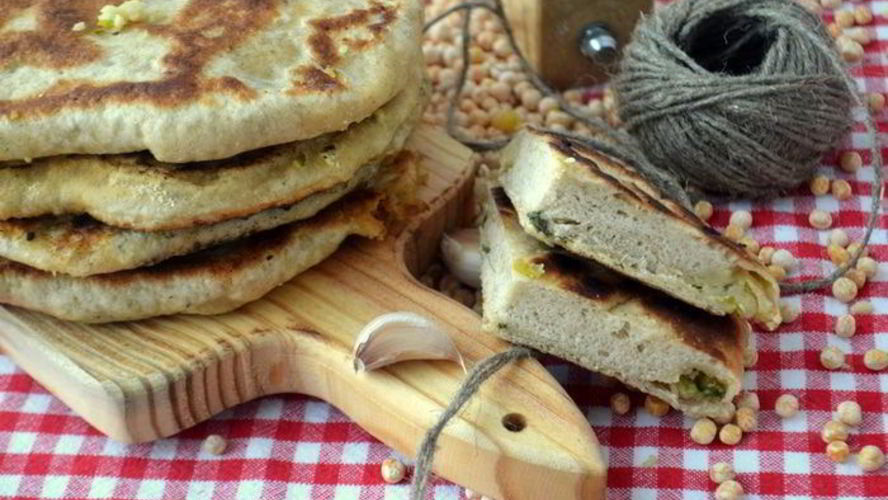 Рецепт лепешек с горохово-чесночной начинкой