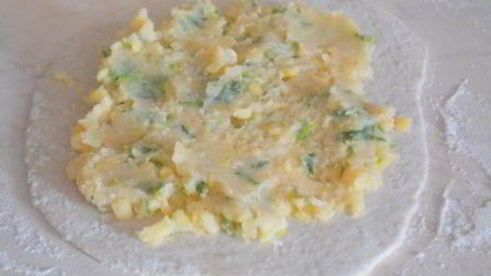 лепешки с горохово-чесночной начинкой