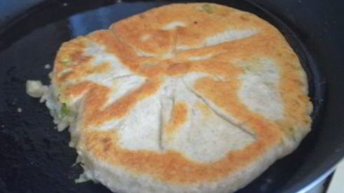 лепешки с горохово-чесночной начинкой