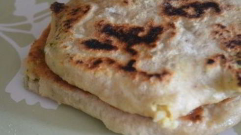 лепешки с горохово-чесночной начинкой