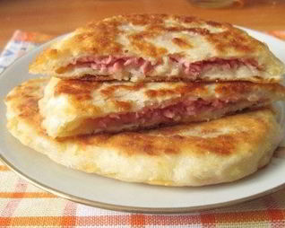 Лепешки с сыром и ветчиной