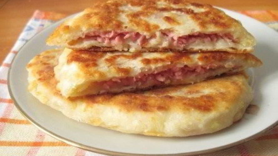 Рецепт лепешек с сыром и ветчиной