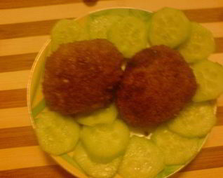 Мясные лепешки с брынзой в чесночной панировке