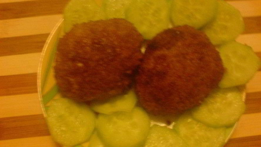 Рецепт мясных лепешек с брынзой в чесночной панировке