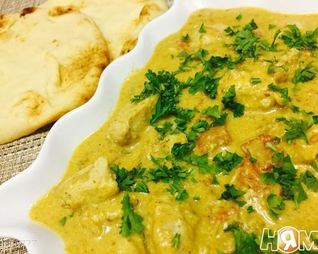 Ореховое карри с куриной грудкой и лепешкой наан