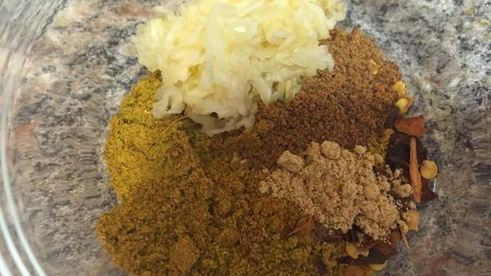 ореховое карри с куриной грудкой и лепешкой наан