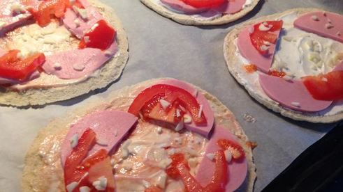 пита с колбасой, сыром и яйцом