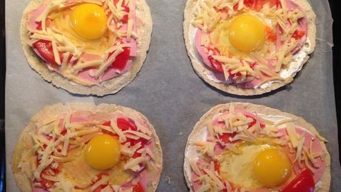 пита с колбасой, сыром и яйцом