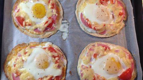 пита с колбасой, сыром и яйцом