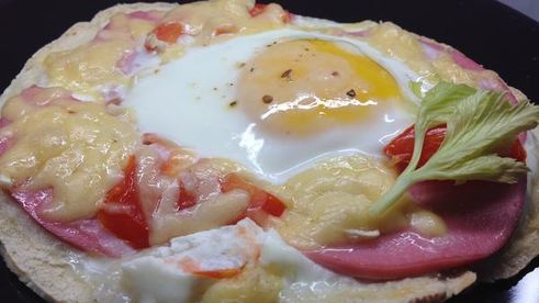 пита с колбасой, сыром и яйцом