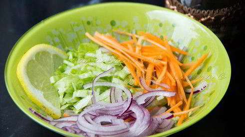 тортильи с острой курицей, овощами и сыром джюгас