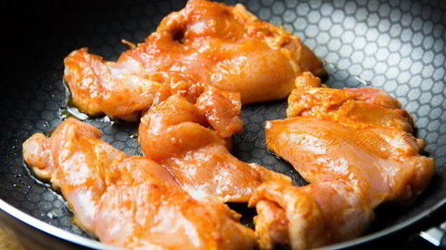 тортильи с острой курицей, овощами и сыром джюгас