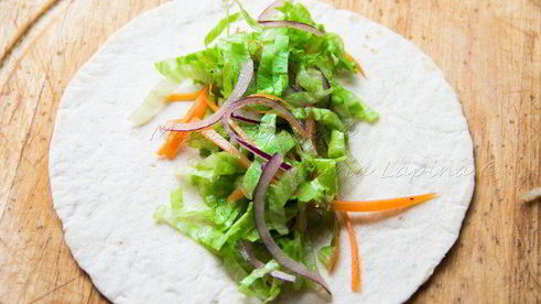 тортильи с острой курицей, овощами и сыром джюгас