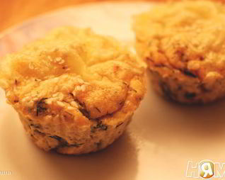 Картофельные маффины с лососем и зеленью