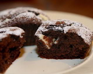 Кофейные маффины с черным и белым шоколадом