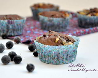 Маффины с черной смородиной и белым шоколадом