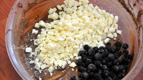 маффины с черной смородиной и белым шоколадом