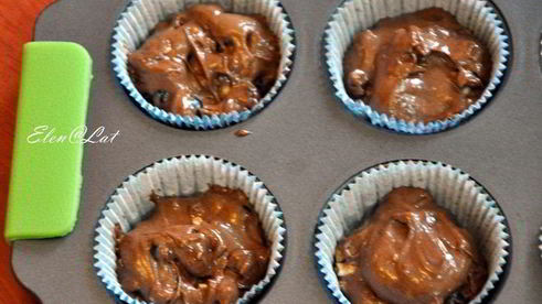 маффины с черной смородиной и белым шоколадом