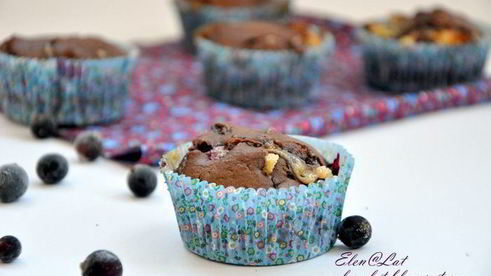 маффины с черной смородиной и белым шоколадом