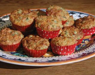 Маффины с карамелизированным луком, беконом и зеленым горошком