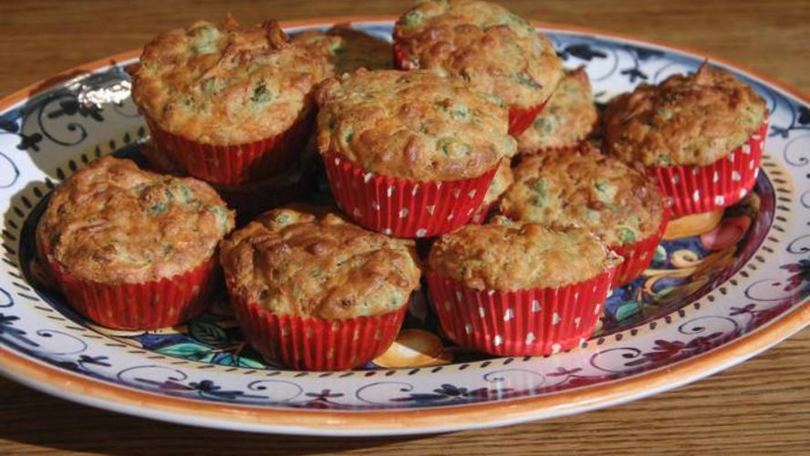 Рецепт маффинов с карамелизированным луком, беконом и зеленым горошком