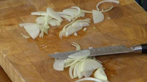 маффины с карамелизированным луком, беконом и зеленым горошком