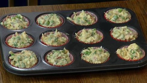 маффины с карамелизированным луком, беконом и зеленым горошком