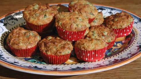 маффины с карамелизированным луком, беконом и зеленым горошком