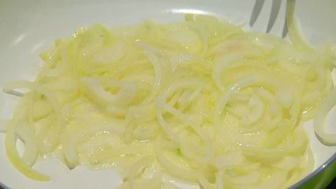 маффины с карамелизированным луком, беконом и зеленым горошком