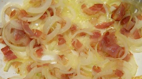 маффины с карамелизированным луком, беконом и зеленым горошком