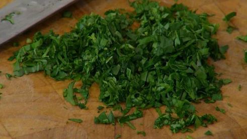 маффины с карамелизированным луком, беконом и зеленым горошком