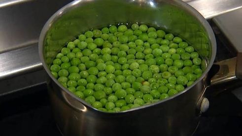 маффины с карамелизированным луком, беконом и зеленым горошком