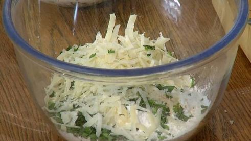 маффины с карамелизированным луком, беконом и зеленым горошком