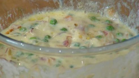 маффины с карамелизированным луком, беконом и зеленым горошком