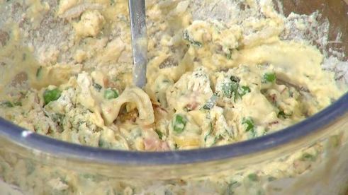 маффины с карамелизированным луком, беконом и зеленым горошком