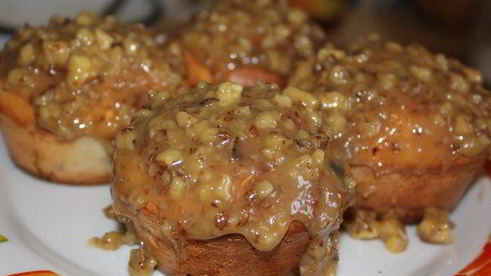 маффины с яблоком и изюмом с медово-ореховой глазурью