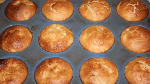 маффины с яблоком и изюмом с медово-ореховой глазурью