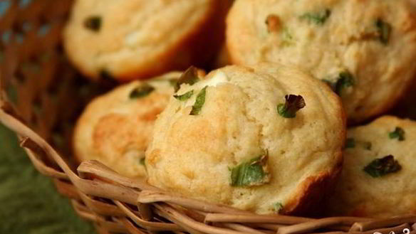 Рецепт Маффинов с зеленым луком и козьим сыром