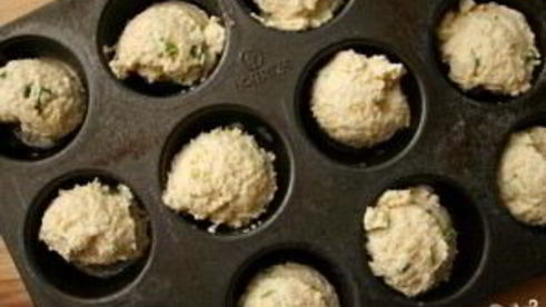маффины с зеленым луком и козьим сыром
