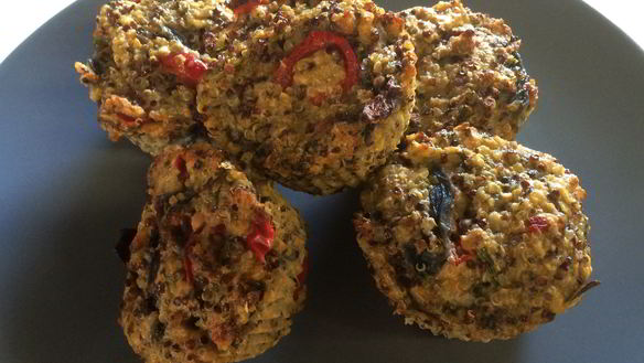 Рецепт Овощных маффинов из киноа с копченым лососем