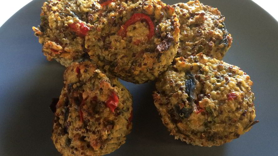 Рецепт овощных маффинов из киноа с копченым лососем