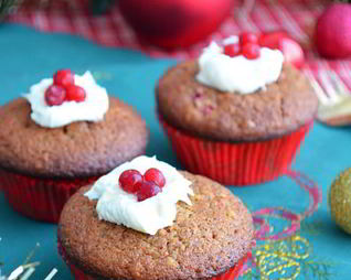 Пряничные маффины с брусникой